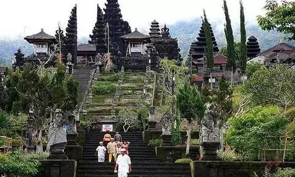  Pura Besakih, Pura Terbesar Di Bali Sebagai Salah Satu Destinasi Wisata Terkenal Di Bali.